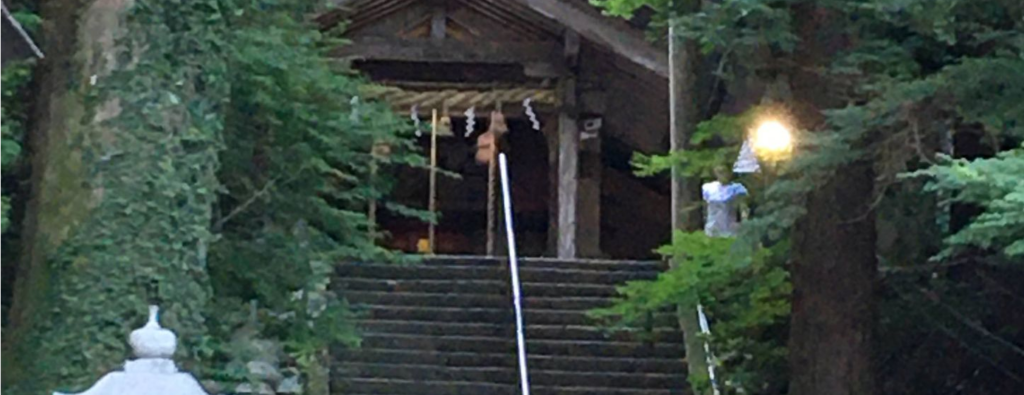 神社で参拝者が身と心を清める手水舎