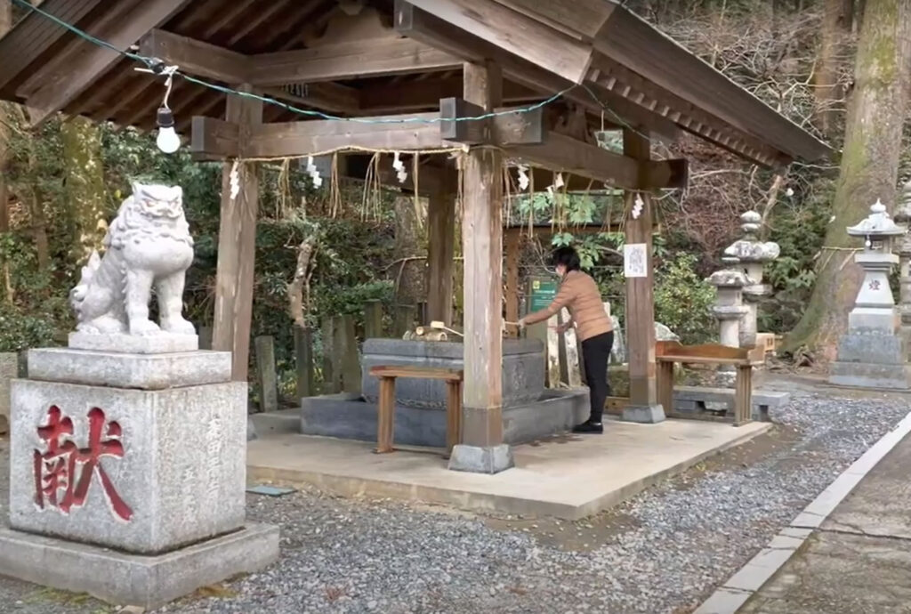 神社で参拝者が身と心を清める手水舎