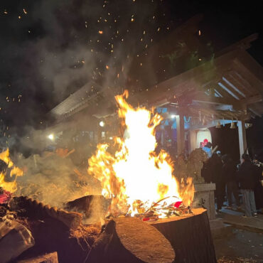 参拝客を迎えるかがり火｜伊野天照皇大神宮